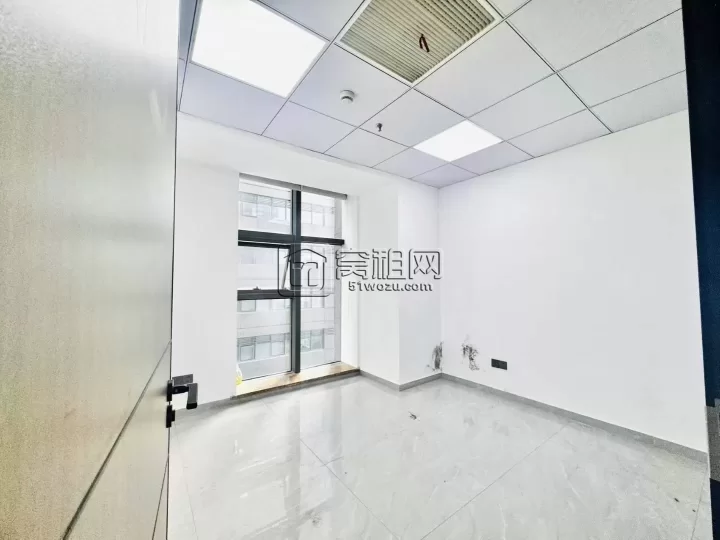 南部商务区豪如大厦隔壁博纳大厦108平精装修，两个隔间出租