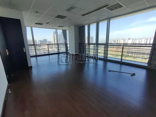 金盛中心出租办公室面积:270平 价格:13800元/月 朝向:东南西