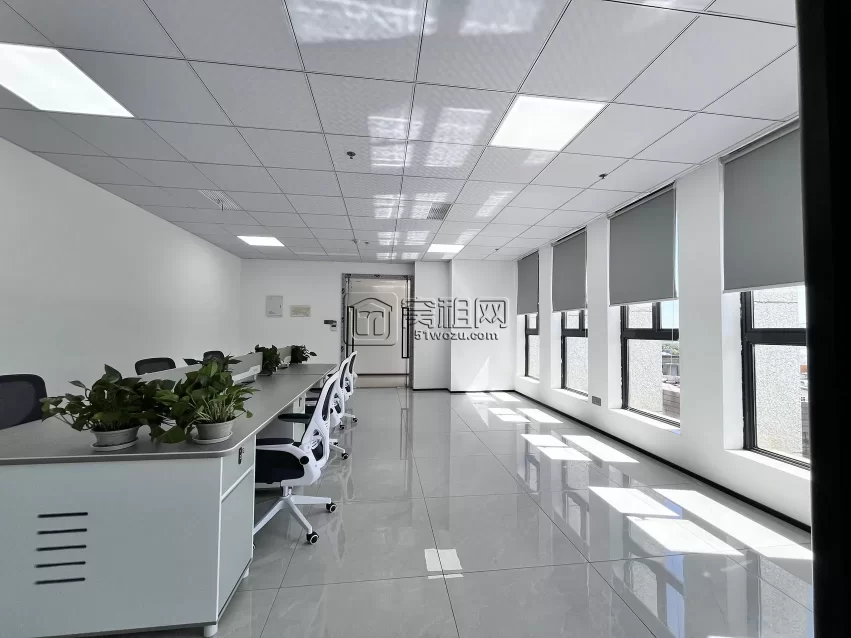 宁波高新区迪信通大厦96平，4100月 东南朝向，一隔间，全套家具