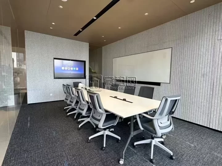 三江口宁波塔115左右户型  精装带家具，租金包物业，2隔间，8-10人工位，朝江景