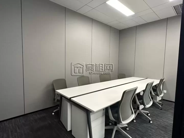 三江口宁波塔115左右户型  精装带家具，租金包物业，2隔间，8-10人工位，朝江景