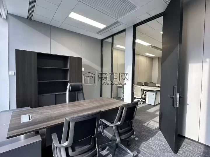 三江口宁波塔115左右户型  精装带家具，租金包物业，2隔间，8-10人工位，朝江景