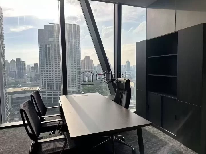 三江口宁波塔115左右户型  精装带家具，租金包物业，2隔间，8-10人工位，朝江景