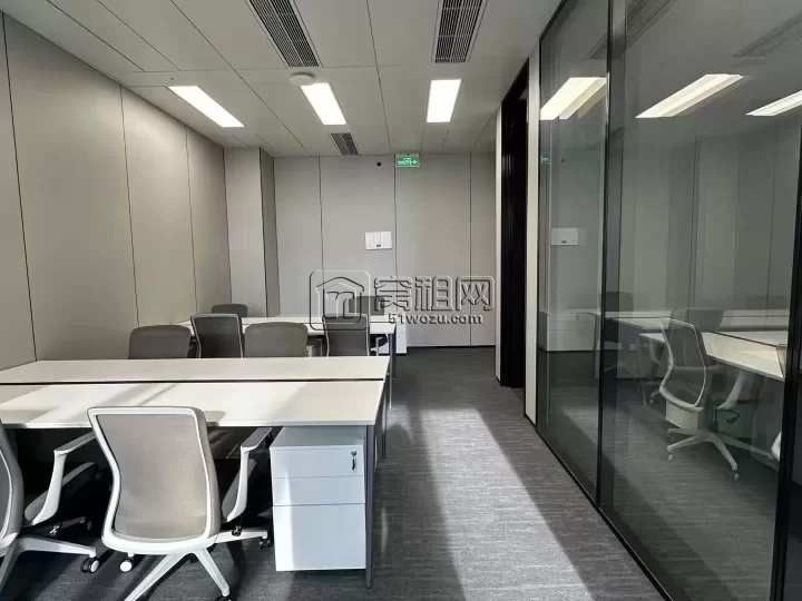 三江口宁波塔115左右户型  精装带家具，租金包物业，2隔间，8-10人工位，朝江景