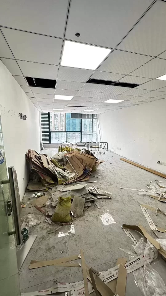 南部商务区健宸大厦精装66平，朝南落地窗办公室出租3000元/月