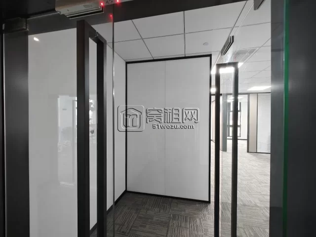 中海大厦出租105平办公室4800元每月，朝东双隔间+形象墙