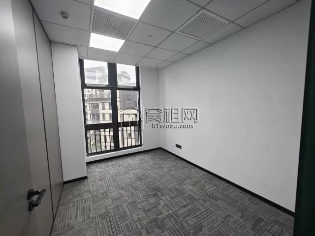 中海大厦出租105平办公室4800元每月，朝东双隔间+形象墙