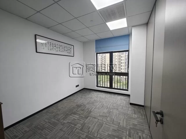 中海大厦出租105平办公室4800元每月，朝东双隔间+形象墙
