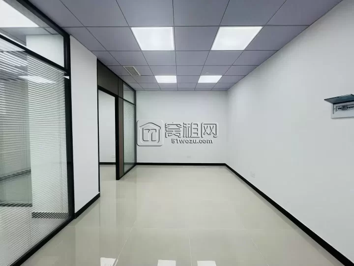 鄞州区会展大厦对面世纪金茂大厦出租68平米小面积办公室2800元