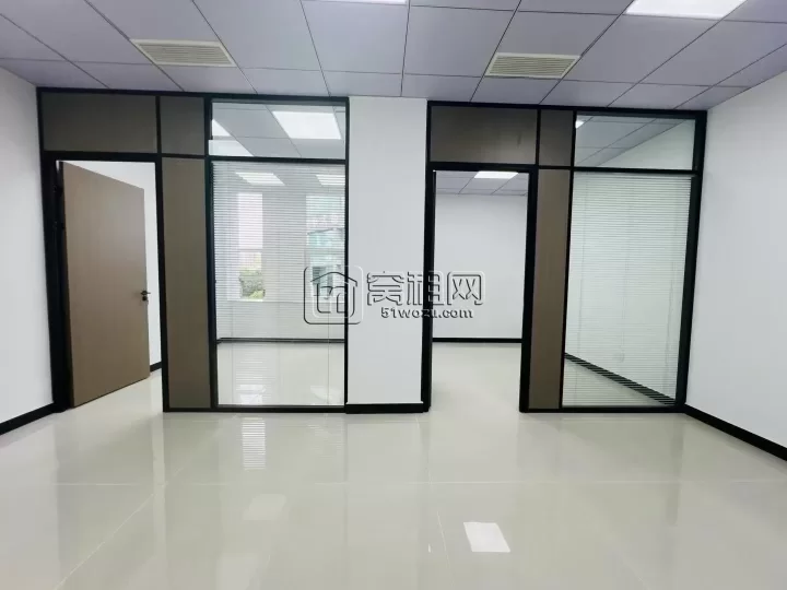 鄞州区会展大厦对面世纪金茂大厦出租68平米小面积办公室2800元