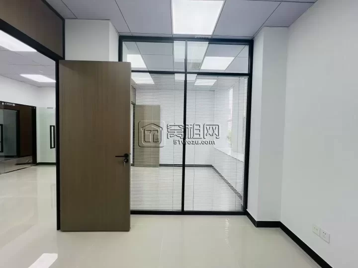 鄞州区会展大厦对面世纪金茂大厦出租68平米小面积办公室2800元
