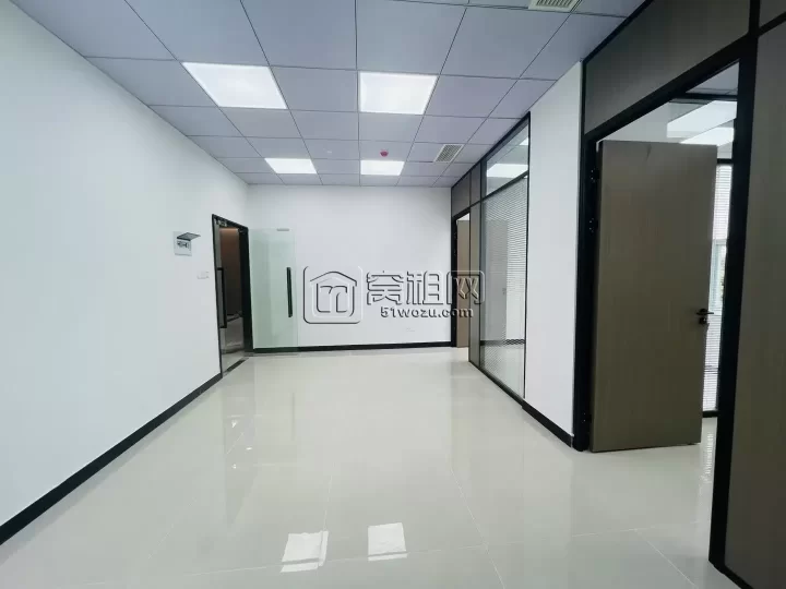 鄞州区会展大厦对面世纪金茂大厦出租68平米小面积办公室2800元