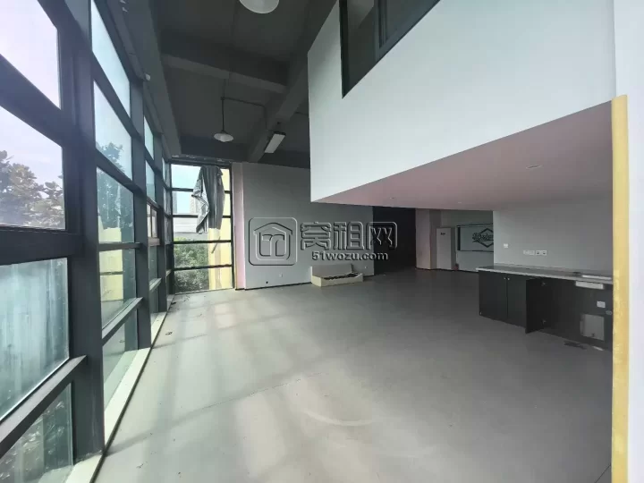 万达地铁口，堇山小学隔壁层高4.5米，户型方正，面积600平，单价1.3元/天/平