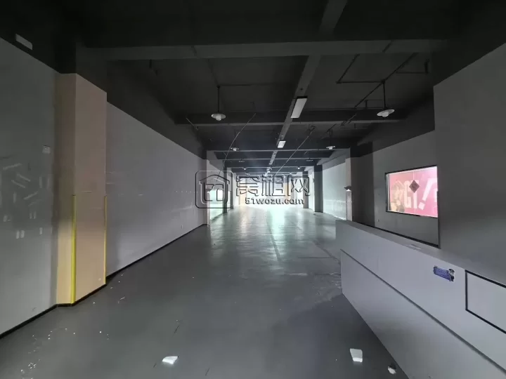 万达地铁口，堇山小学隔壁层高4.5米，户型方正，面积600平，单价1.3元/天/平
