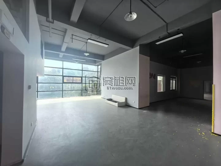 万达地铁口，堇山小学隔壁层高4.5米，户型方正，面积600平，单价1.3元/天/平