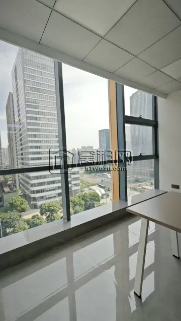 宁波国骅大厦朝南 68 平写字楼出租精致稀缺地铁口小户型，带办公家具