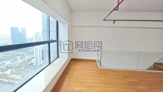 南部商务区健宸大厦100平米复式办公室出租3500元一个月，租金包含包物业、公维、公摊