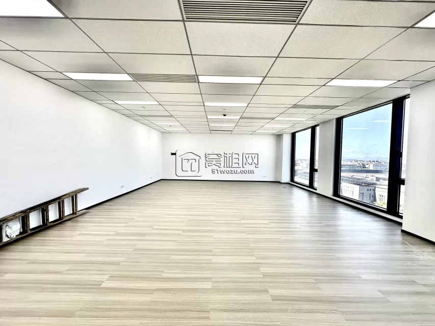 南部商务区周边写字楼恒凯山河大厦155平方米单价1.5元/平/天，7072元/月出租