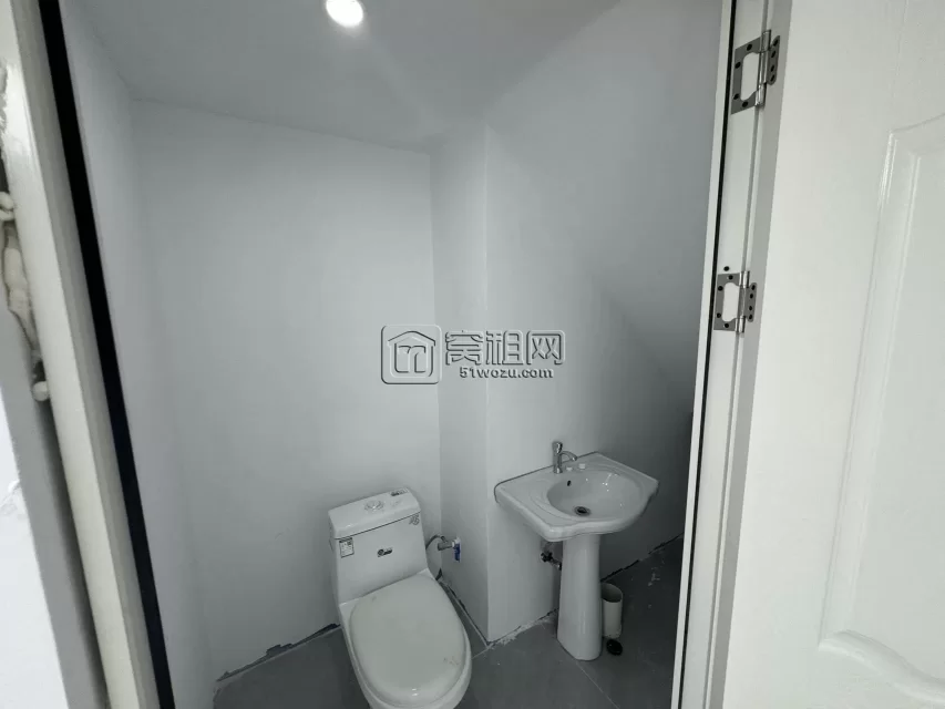 宁波海曙华联大厦南面写字楼世贸中心出租72平米复式3300元/月