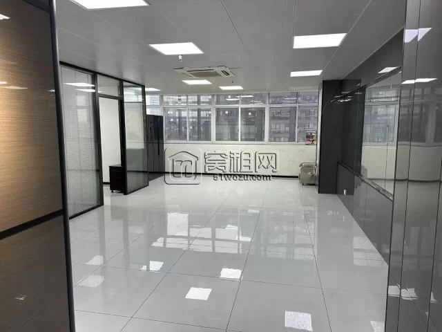 天一灵桥广场出租带水精装修235平四隔间办公室8800元一个月