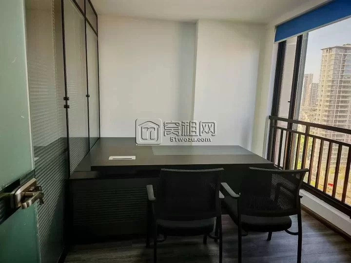 鄞州老江东区上东国际170平，带家具出租，东南双面采光，2隔间+储物间，8200元/月