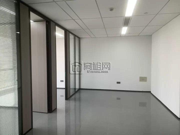 宁波4号线金山站欣捷中心大厦 108平方写字楼出租，湖景，2隔间，全新柜子