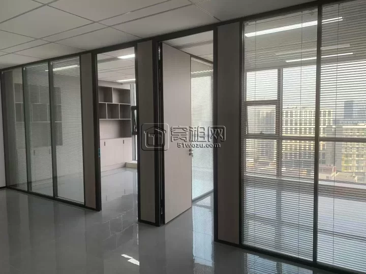 宁波4号线金山站欣捷中心大厦 108平方写字楼出租，湖景，2隔间，全新柜子