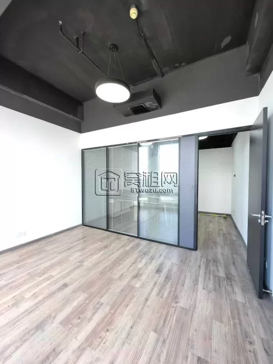 房东直租深蓝大厦72平，江景房，带隔间。地铁口，拎包办公