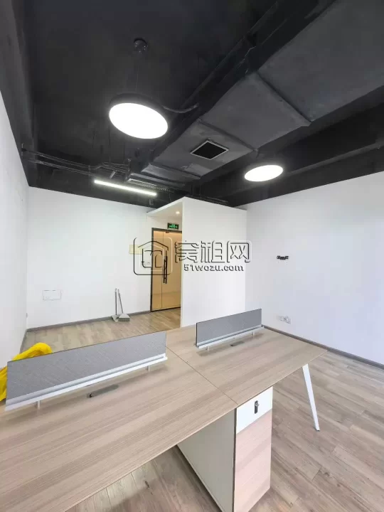 房东直租深蓝大厦72平，江景房，带隔间。地铁口，拎包办公