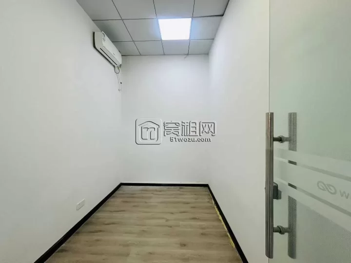 鄞州东湖花园对面传奇广场出租小面积22平办公室1200元/月