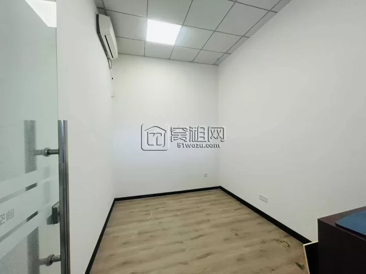 鄞州东湖花园对面传奇广场出租小面积22平办公室1200元/月