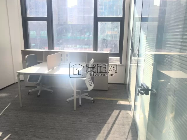 芯瑞创新中心出租124平写字楼朝南，精装带家具，拎包入住