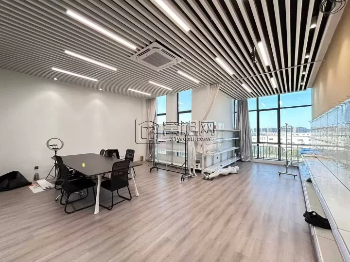 海曙宁波机场附近富港电商城400平，整层，四隔间，独立空调