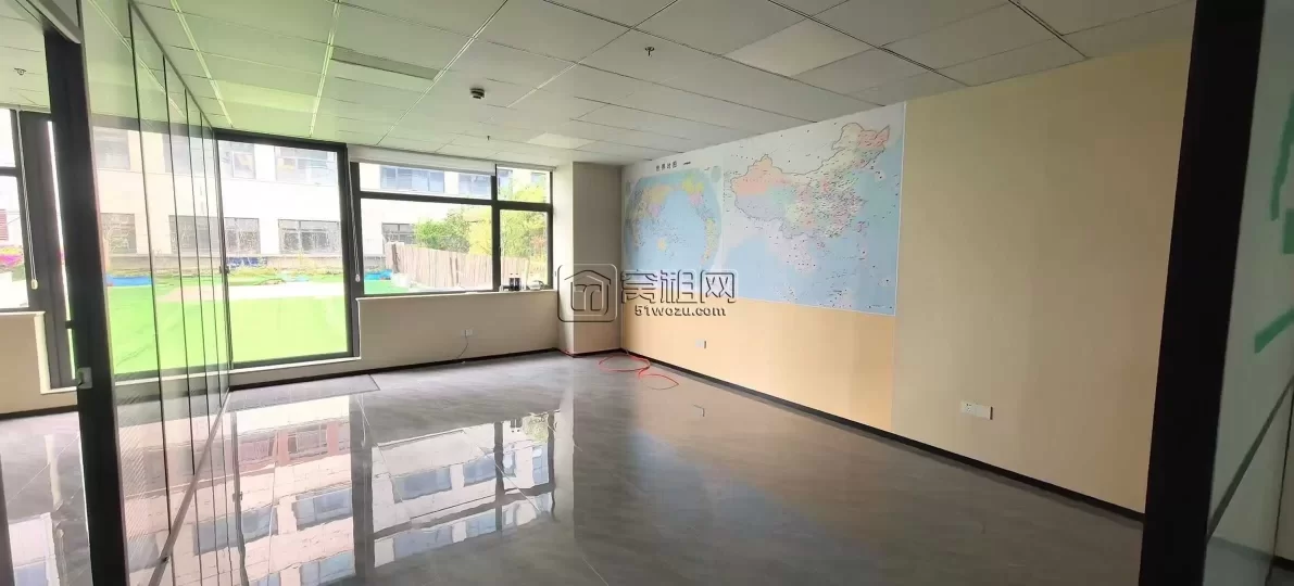东部新城 新府银座3号楼稀缺大露台，122平办公室朝南两隔间出租