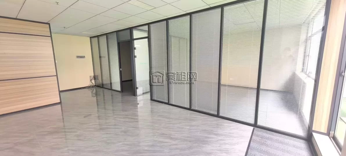 东部新城 新府银座3号楼稀缺大露台，122平办公室朝南两隔间出租