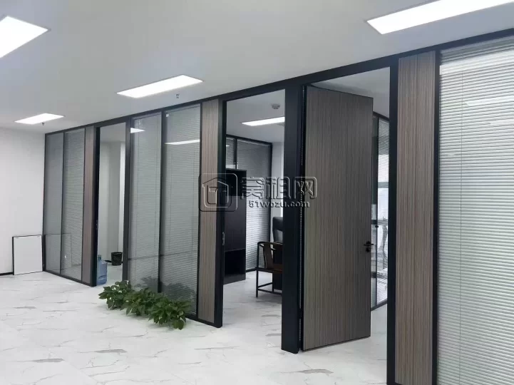 七号线新天路站直达 新天地177平写字楼出租3个隔间 西北朝向 