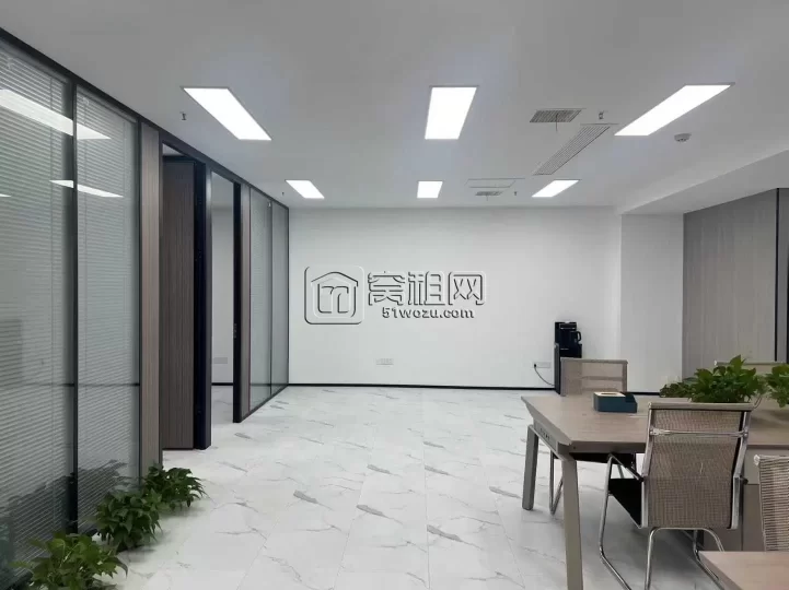 七号线新天路站直达 新天地177平写字楼出租3个隔间 西北朝向 