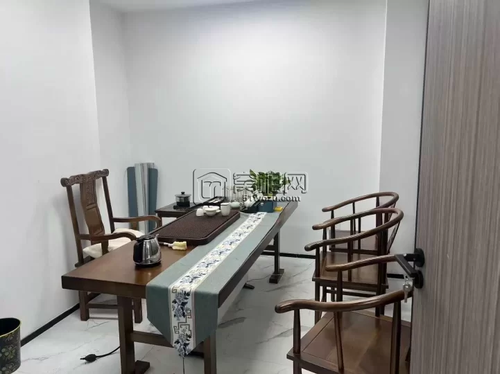 七号线新天路站直达 新天地177平写字楼出租3个隔间 西北朝向 