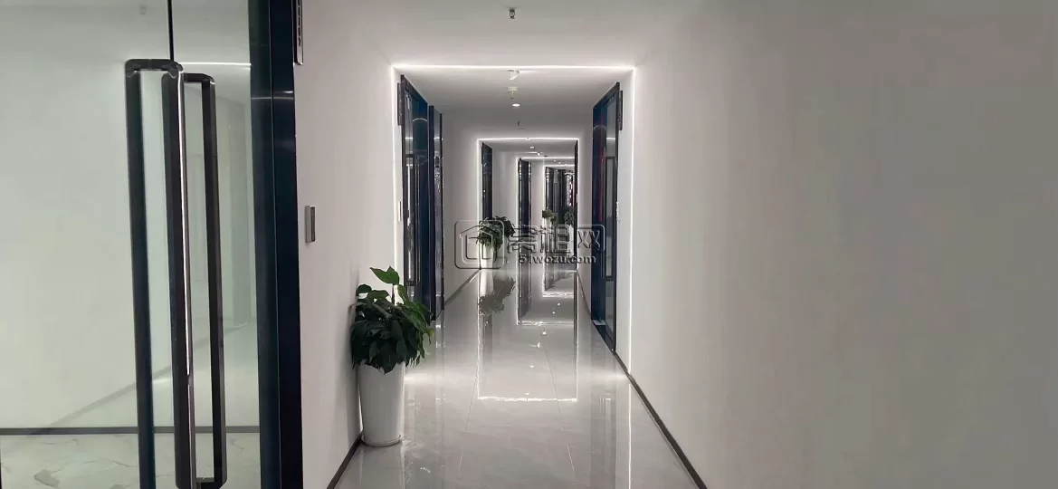 七号线新天路站直达 新天地177平写字楼出租3个隔间 西北朝向 