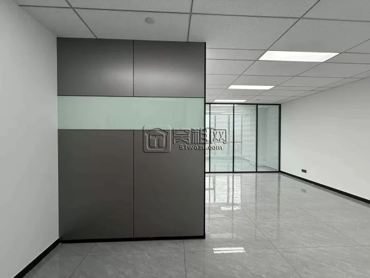欧洲华商大厦出租139平方 全新精装修办公室出租 电梯口位置