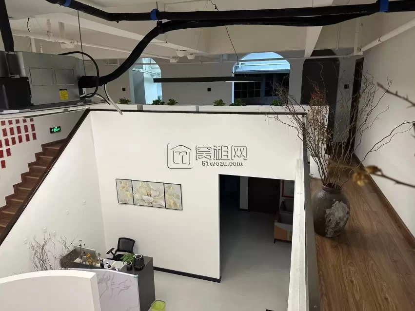 滨江一期性价比商铺开发商自有产权，产证面积255.43平方米年租金10.8万