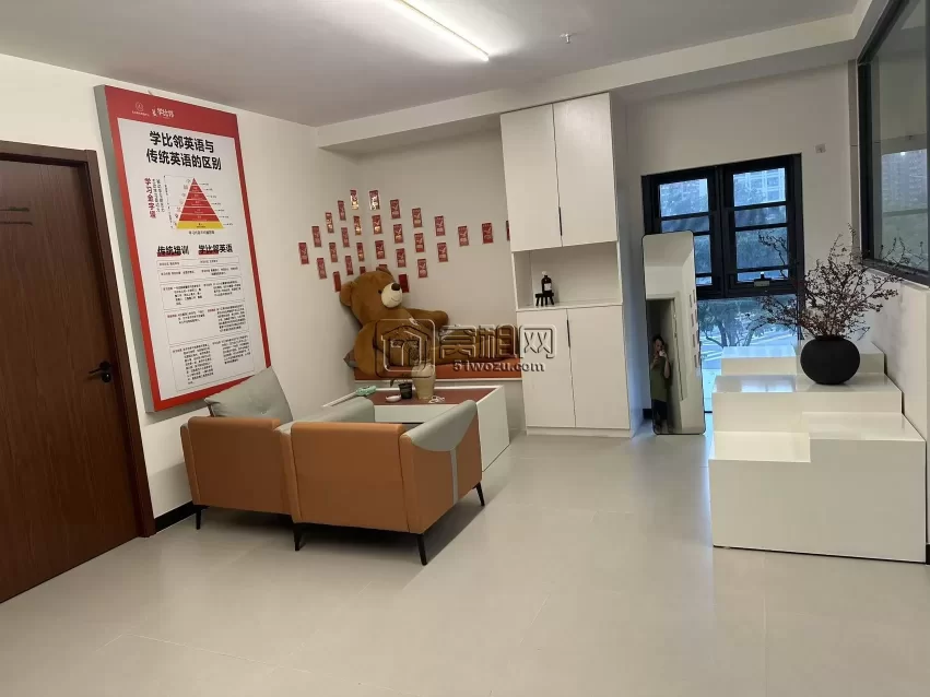 滨江一期性价比商铺开发商自有产权，产证面积255.43平方米年租金10.8万