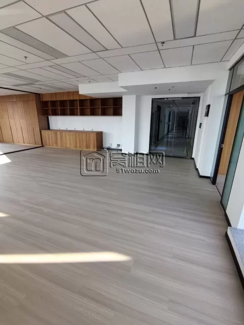 宁波高铁站5分钟路程月湖金汇大厦226.4平，朝东南，全新装修，带两个隔间出租物业费8块一平