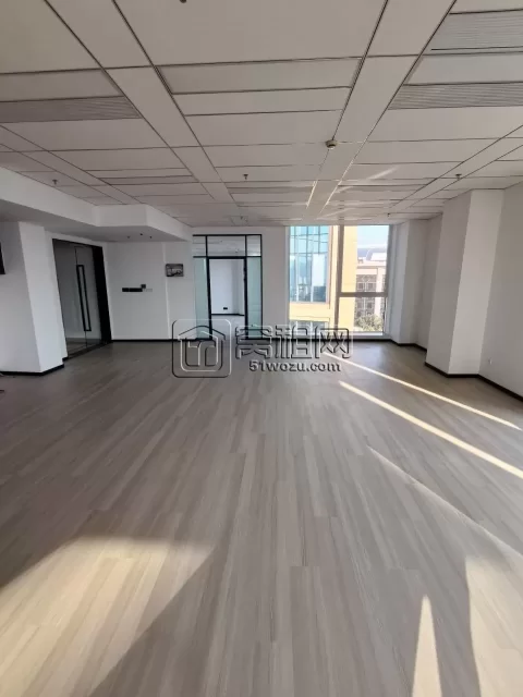 宁波高铁站5分钟路程月湖金汇大厦226.4平，朝东南，全新装修，带两个隔间出租物业费8块一平