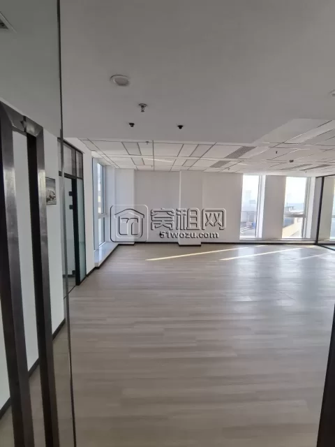 宁波高铁站5分钟路程月湖金汇大厦226.4平，朝东南，全新装修，带两个隔间出租物业费8块一平