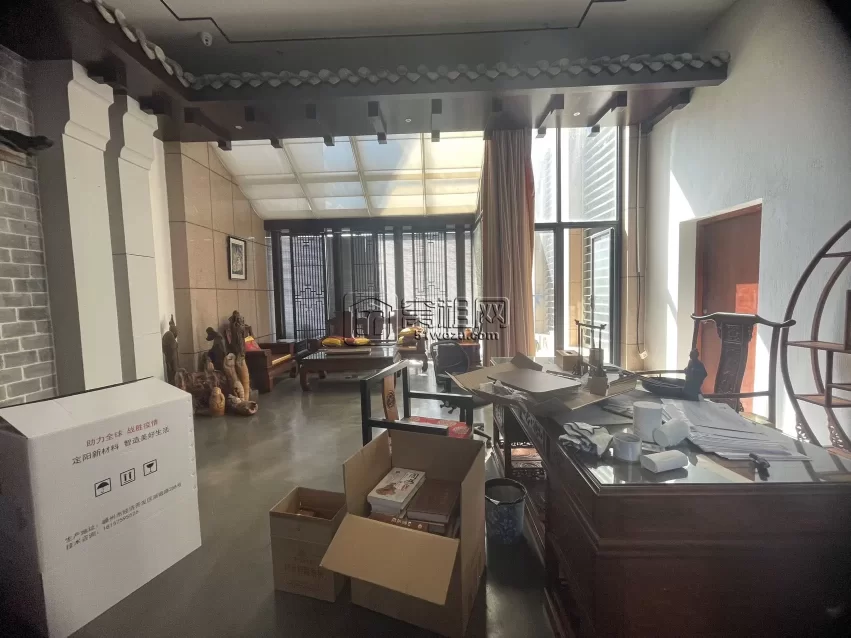 鄞州南部商务区核心写字楼日月星座中式装修800平，租一层用两层，带卫生间，送200平大露台，三面采光