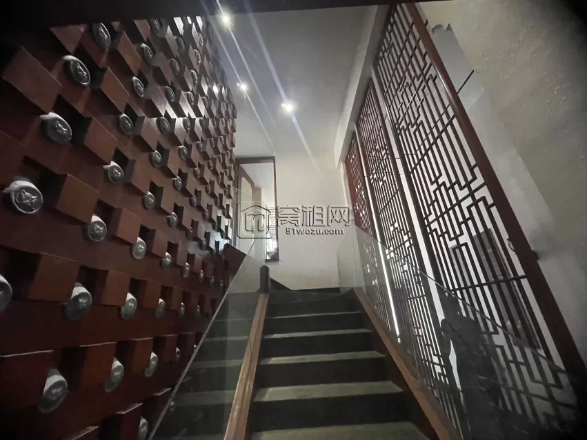 鄞州南部商务区核心写字楼日月星座中式装修800平，租一层用两层，带卫生间，送200平大露台，三面采光