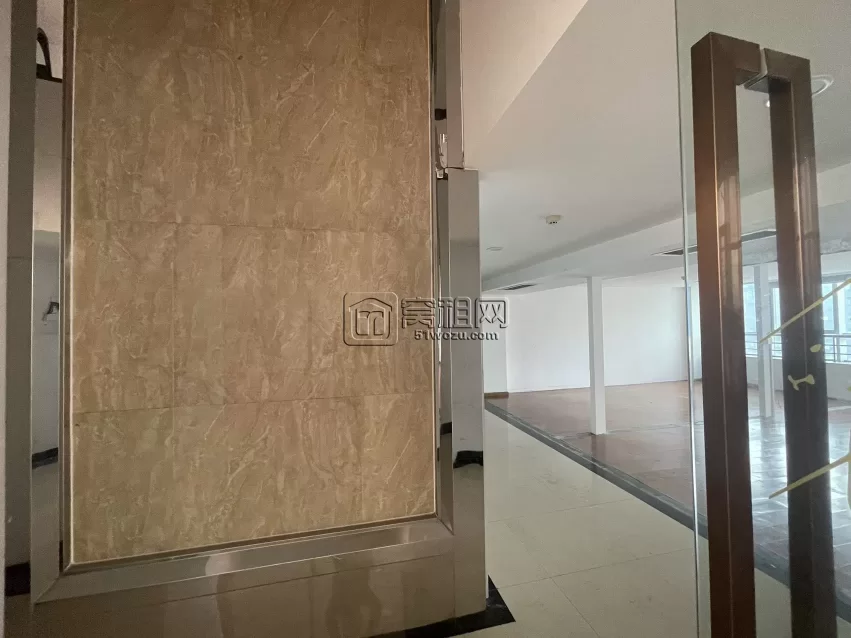 宁波豪如大厦附近日月星座395平，月租16000元.上下面积加起来可使用750平，送大露台200平
