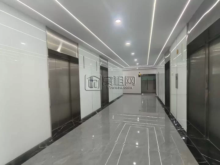 房东直租宁波微软大厦125平，东面朝向双面采光，3隔间拎包办公