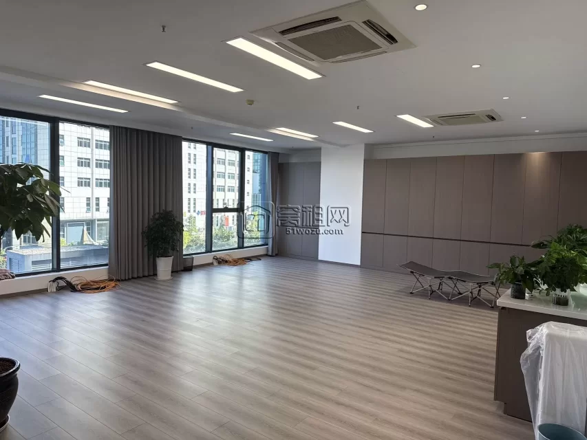 转租和荣大厦A座办公室精装修，面积216平，租金11300元每月，